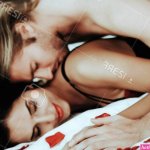 Entkleideter Mann Küsst Frau. Person In Schwarzer Unterwsche. Weie Bettwsche. Frau Mit Mann Oben Ohne. Mdchen In Dessous. Frau In Schwarzer Wsche. Bett Mit Schuppigen Rosen. Er Und Sie Im Schlafzimmer. Nackter