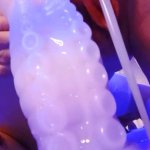 Muncrat dildo mengisi memek ketat